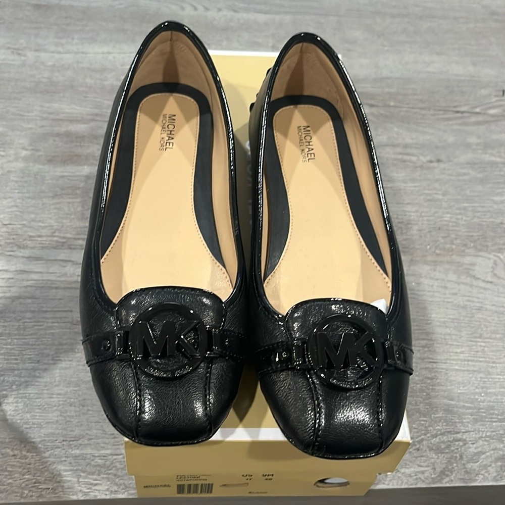 Women’s Micheal Kors flats size 9
